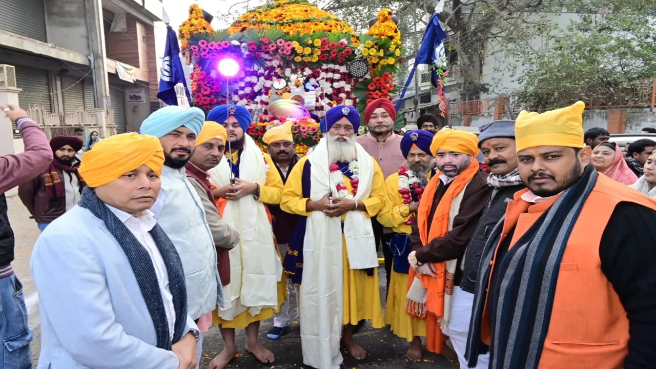 बाराबंकी : पंच प्यारों की अगुवाई में निकली शाही सवारी, गूंजा वाहेगुरु देखें तस्वीरें