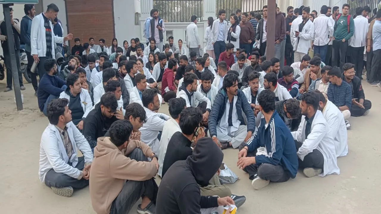 बाराबंकी : वार्डन ने साथियों संग छात्र को जमकर पीटा, छात्रों ने किया जमकर हंगामा