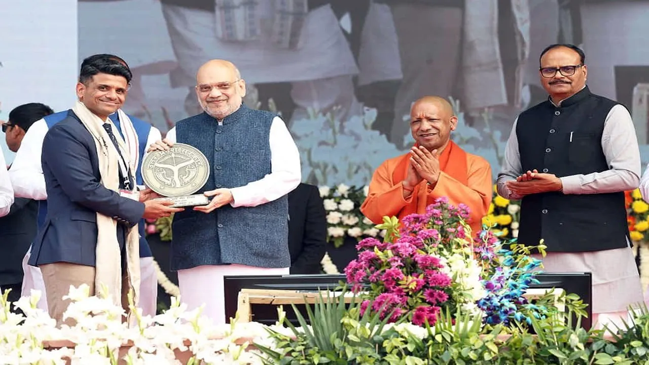 यूपी दिवस : मुख्यमंत्री युवा उद्यमी विकास अभियान में बेहतर प्रदर्शन करने वाले पांच जिलाधिकारी सम्मानित 