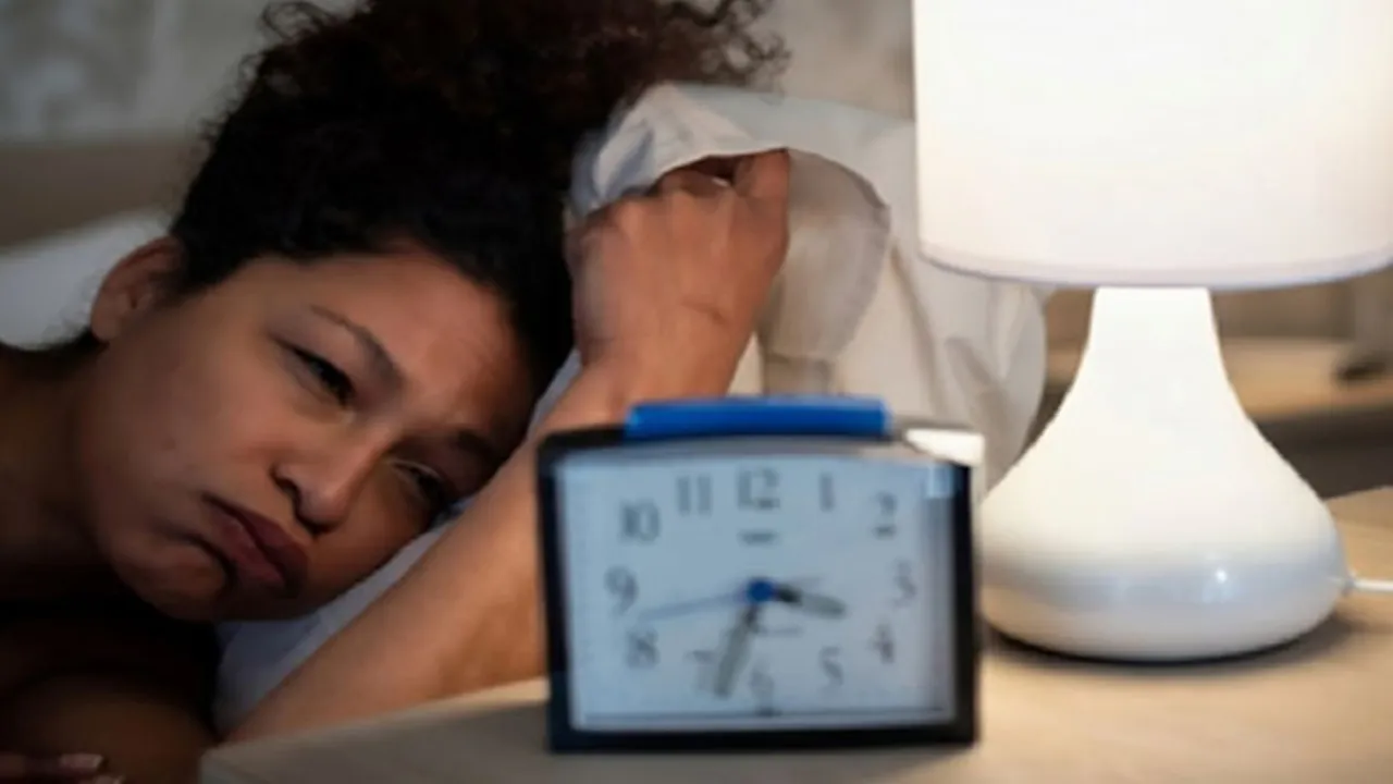 Health : नींद की कमी छीन सकती है चेहरे और बालों की चमक, जान लें इसके बड़े नुकसान