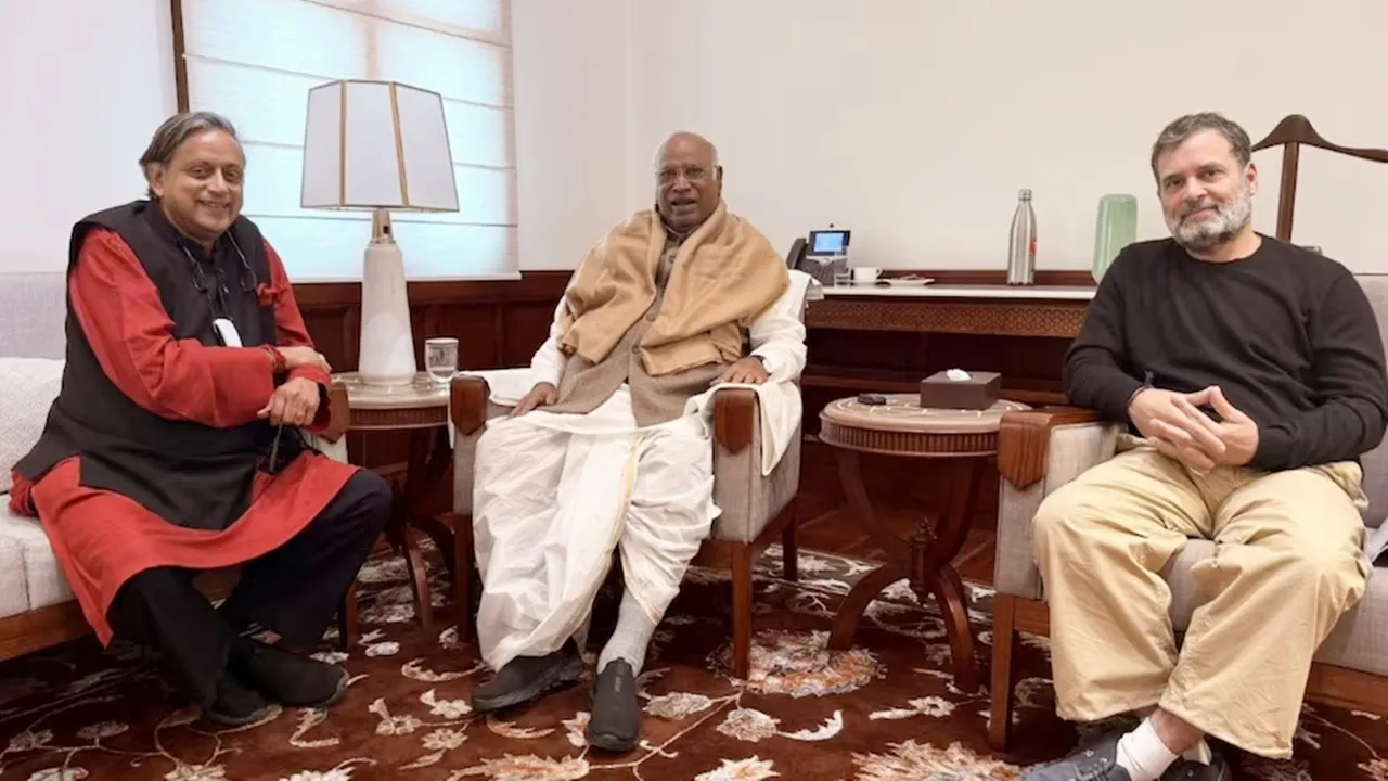 'नाराजगी' के बीच संसद भवन में खरगे और राहुल गांधी से मिले शशि थरूर, कहा- हम साथ-साथ हैं 