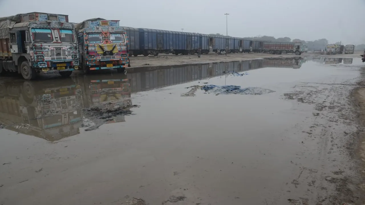 कानपुर : रेलवे को करोड़ों का राजस्व देने वाला सीपीसी गोदाम बना तालाब, जलभराव के बीच ट्रकों में लादे व उतारे जाते हैं माल