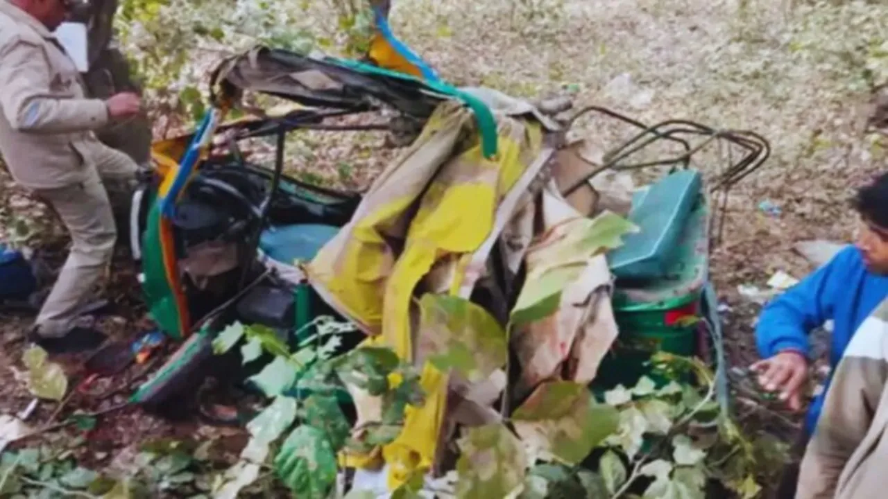 आगरा में रफ्तार का कहर : कैंटर ने दो ऑटो रिक्शा को रौंद, 5 लोगों की मौत, चार घायल 