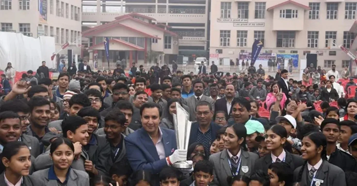 कानपुर : कुलदीप यादव के स्कूल पहुंचा आईसीसी टी20 विश्वकप ट्राफी, गर्मजोशी से किया स्वागत