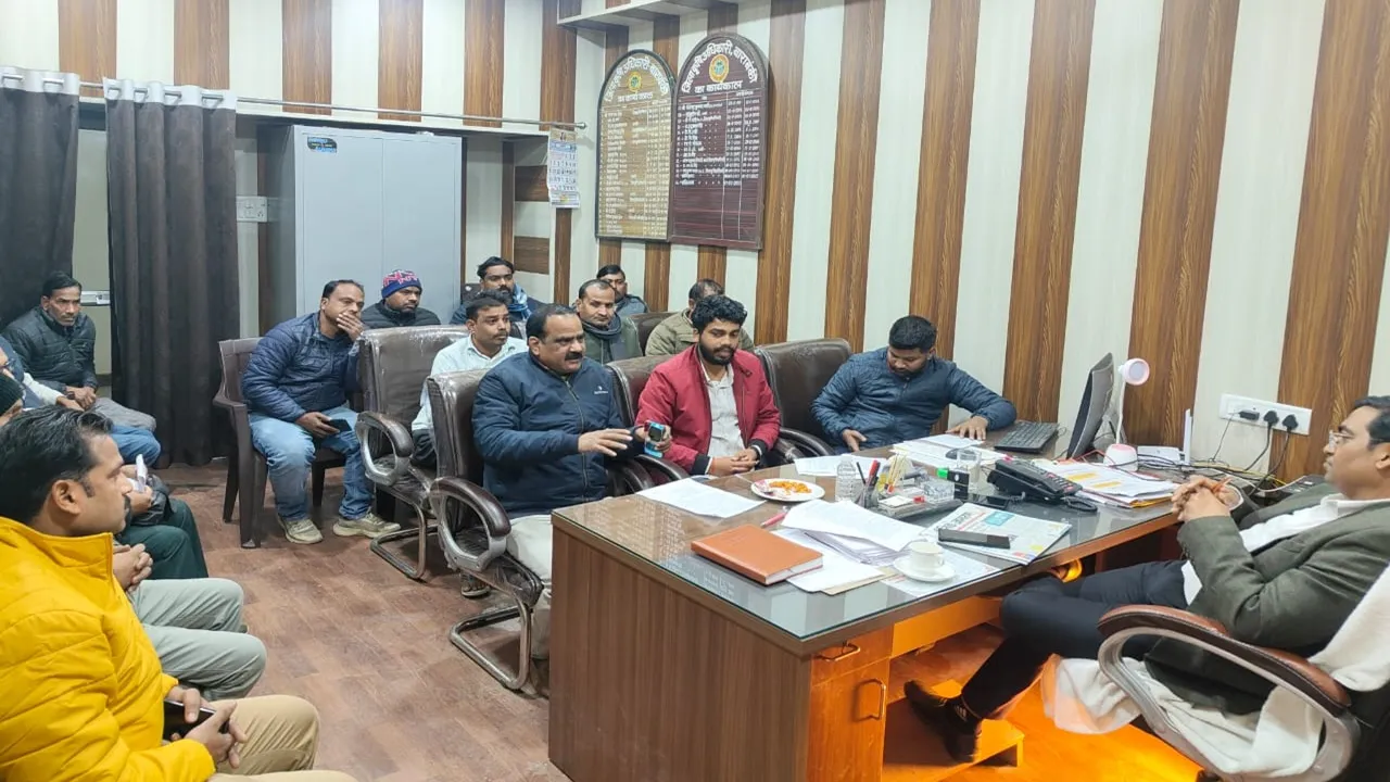 बाराबंकी : कृषि अधिकारी की अगुवाई में बैठक, डीएओ बोले- इस साल की गई है 8 कुंतल बॉबी खरबूजा बीज की बुकिंग