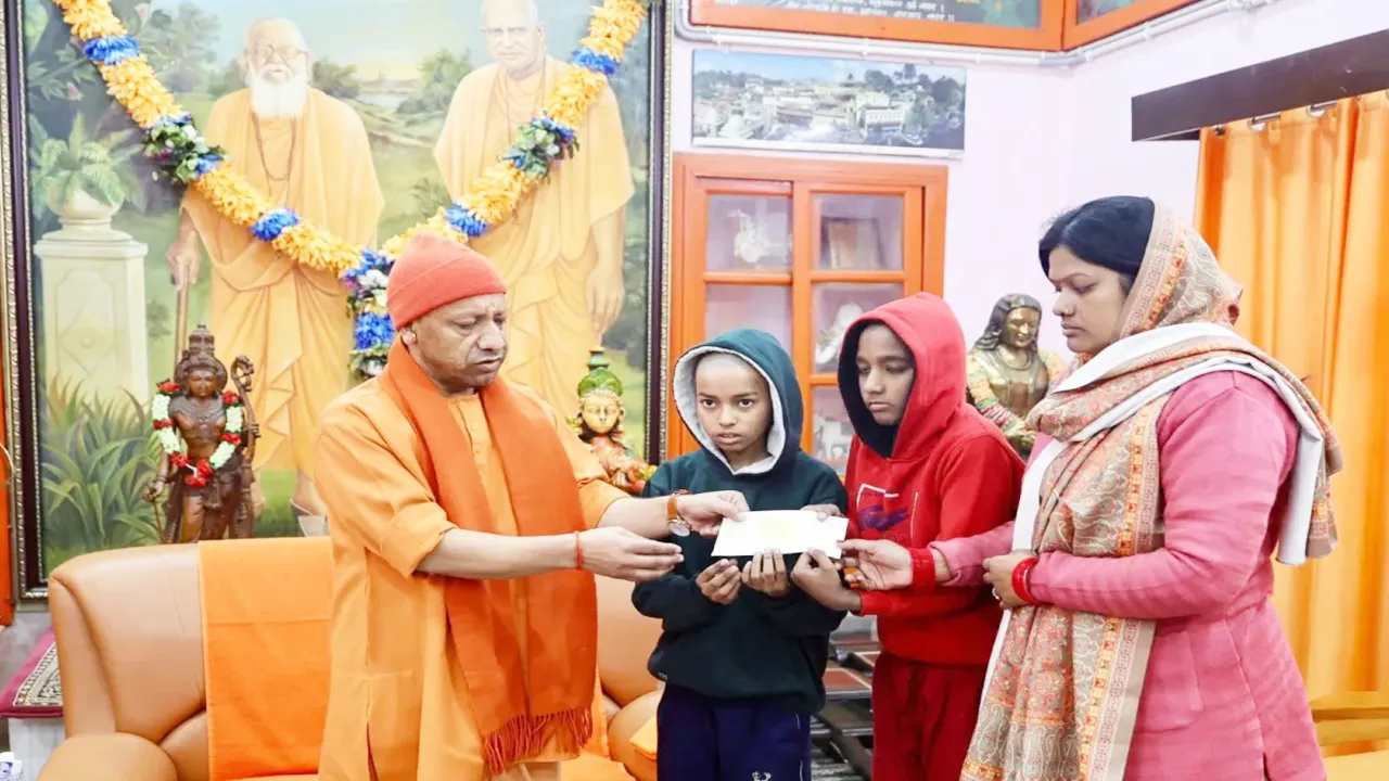 गोरखपुर : पत्रकार विवेक अस्थाना के परिवार को मुख्यमंत्री योगी ने दिया आर्थिक संबल, हृदयाघात से हुआ था निधन