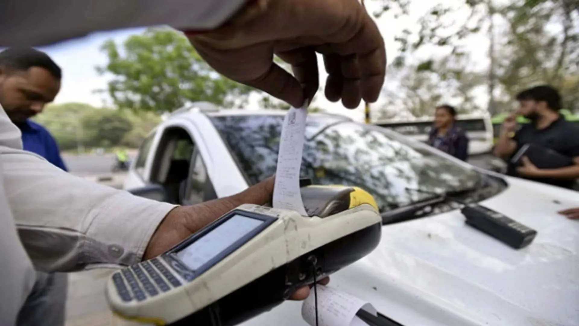 Moradabad: 3 बार चालान के बाद यातायात नियम तोड़ने पर 100 वाहन चालकों के लाइसेंस निलंबित