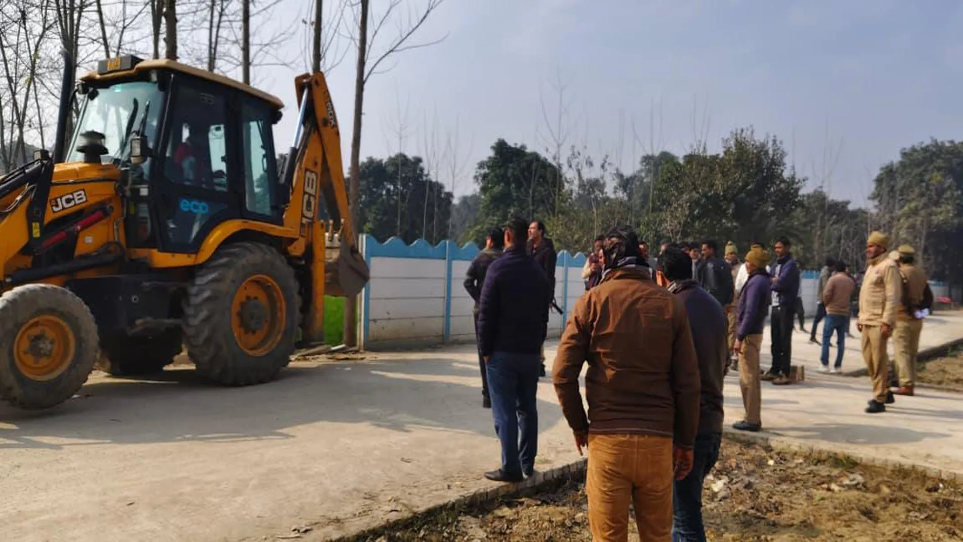 Rampur : आरडीए ने 20 बीघा जमीन पर हुई अवैध प्लाटिंग कर बने मकान और बाउंड्री गिराई