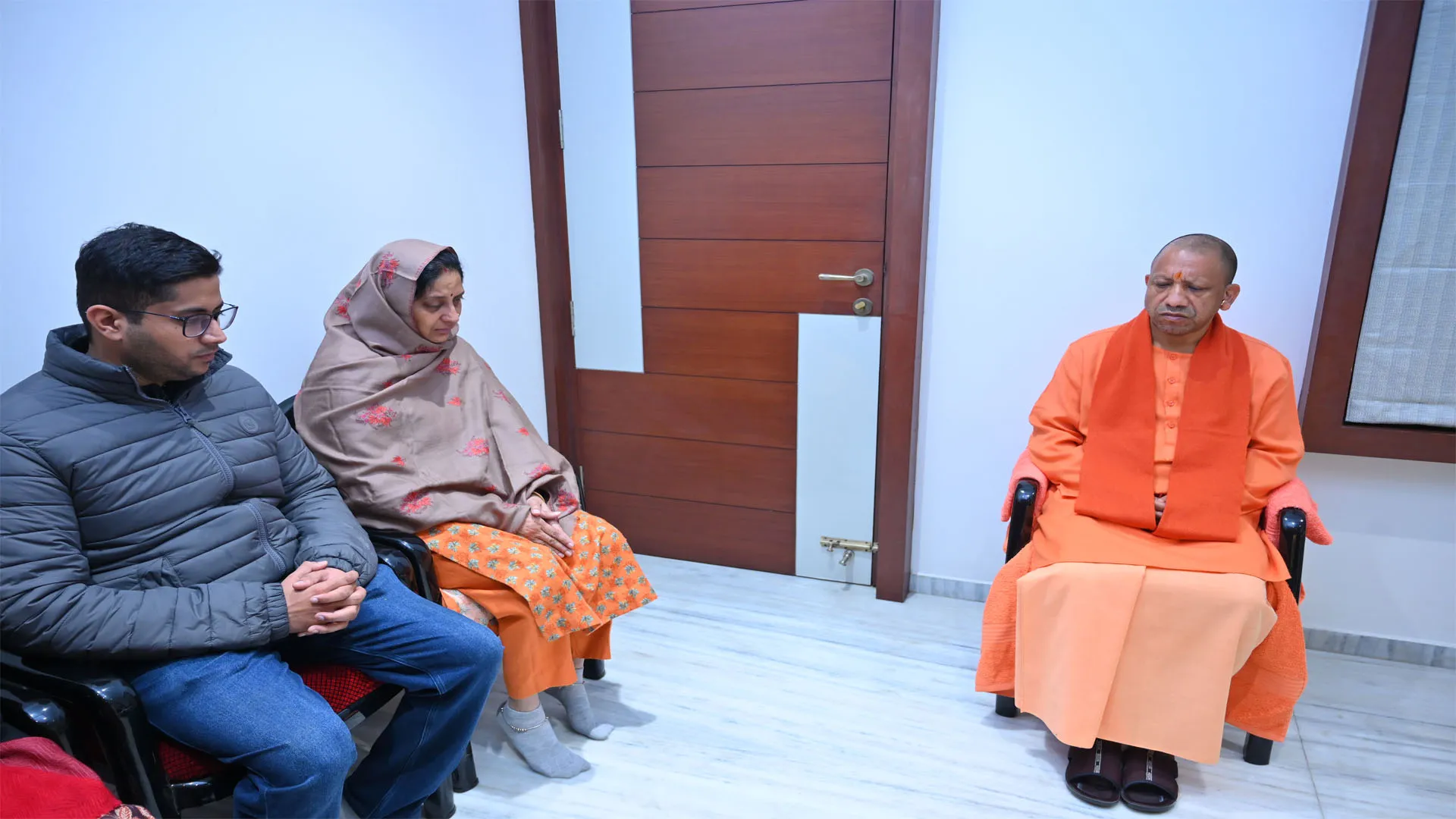 Bareilly : मुख्यमंत्री योगी ने आवास पहुंचकर दिवंगत विधायक श्यामबिहारी को दी श्रद्धांजलि