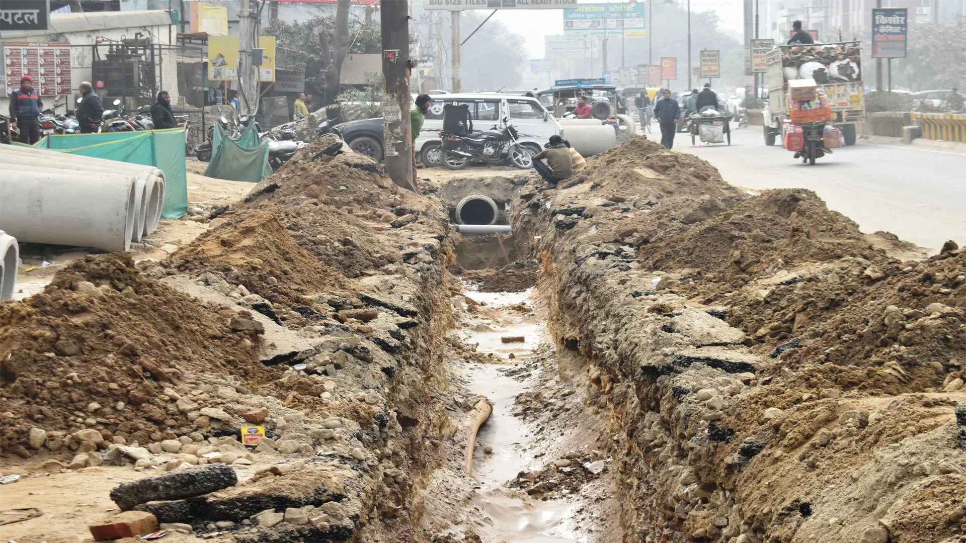 Bareilly : सीएम ग्रिड योजना बनी आफत, सड़क पर हादसों का खतरा बढ़ा