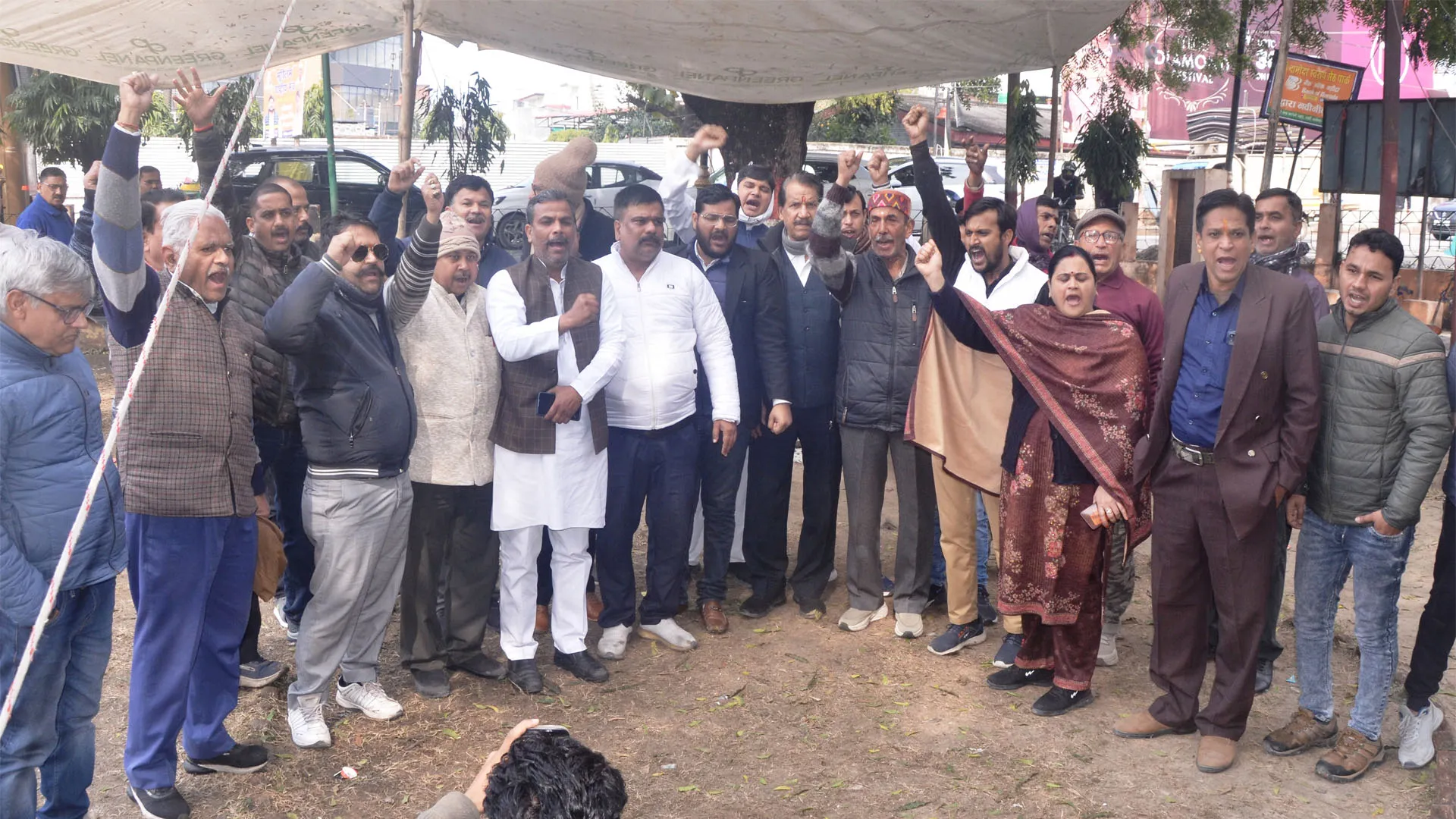 Bareilly : यूजीसी बिल के विरोध में अलंकार समर्थकों ने शुरू किया धरना