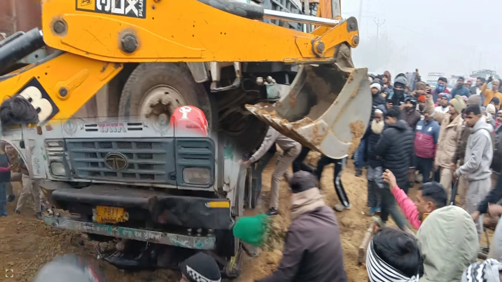 Bareilly : कोहरा बना काल...ई-रिक्शा को डंपर ने रौंदा, चालक और बोरिंग मिस्त्री की मौत