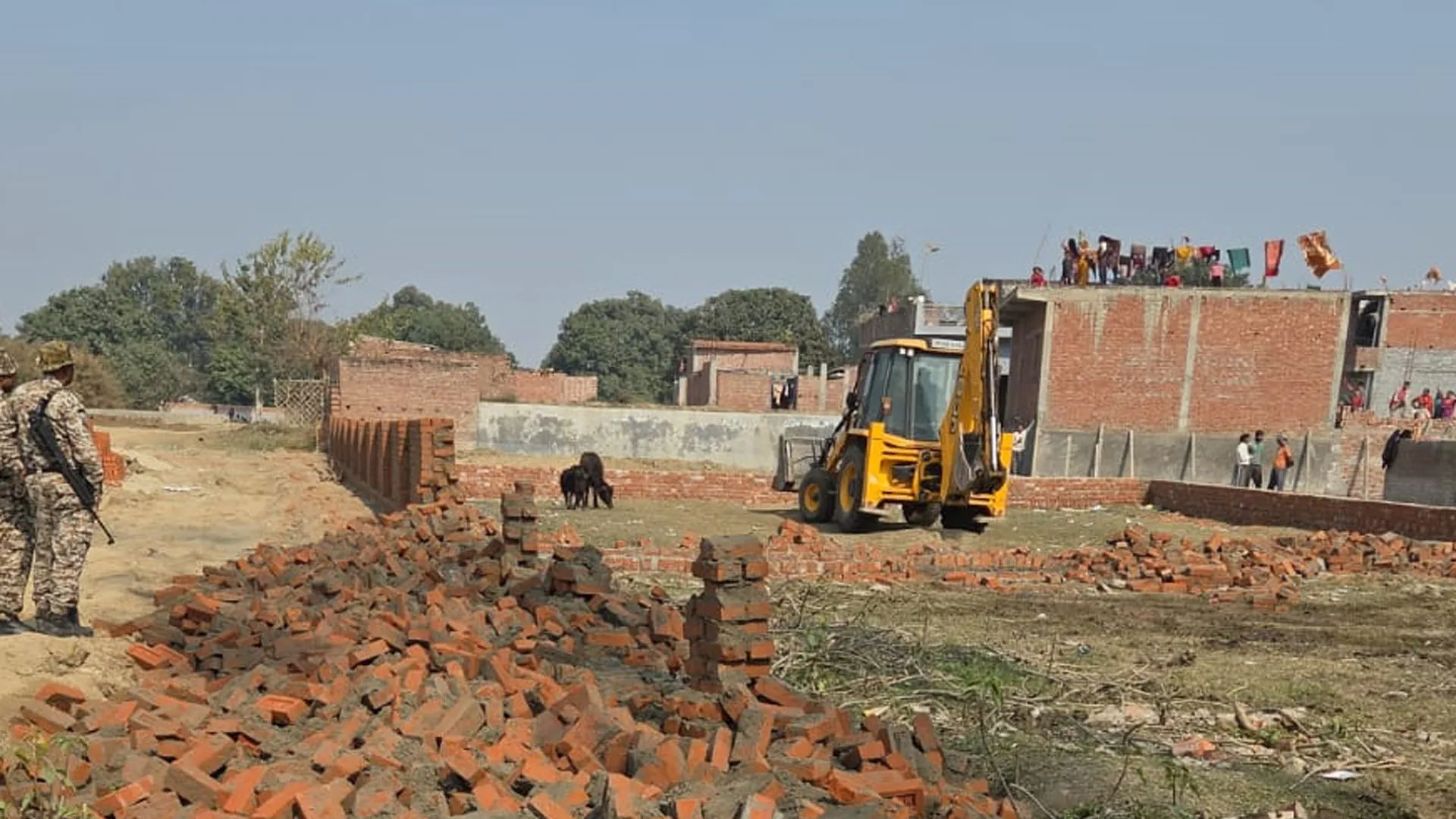 Bareilly: किला छावनी में अवैध कॉलोनी ध्वस्त, बिना नक्शा पास कराए 10 बीघा में हो रही थी प्लॉटिंग