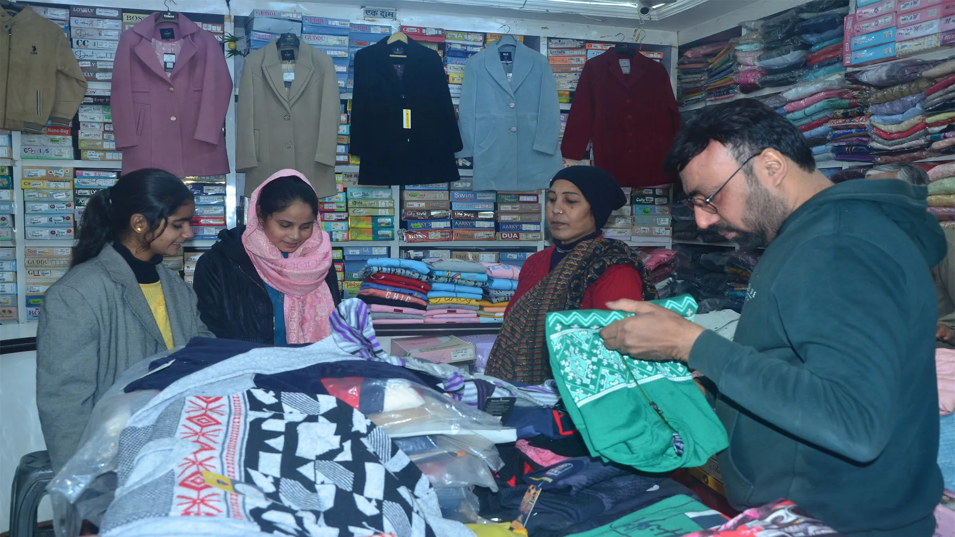 Bareilly: कड़ाके की सर्दी में बाजार गरमाया, गर्म कपड़ों की बिक्री दोगुनी