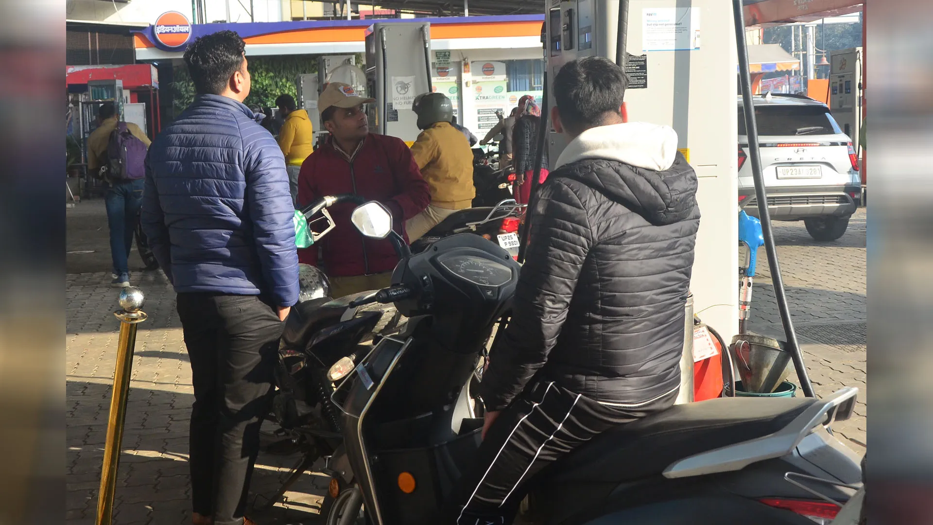 Bareilly : पेट्रोल पंपों पर नो हेलमेट नो फ्यूल का ढोंग जारी, अधिकांश पंपों पर खुलेआम उड़ रहीं धज्जियां