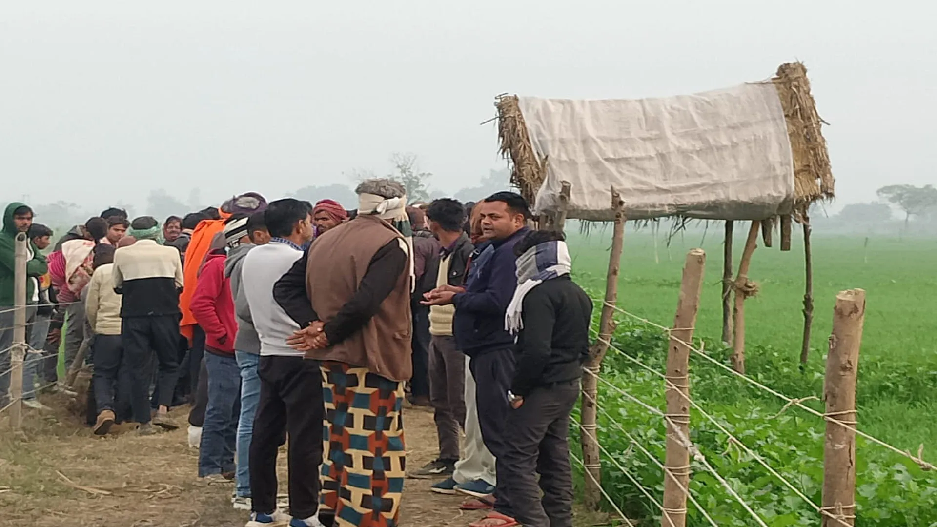 UP: प्रेमिका से वीडियो कॉल पर बात करते हुए युवक ने फंदा लगाकर दी जान