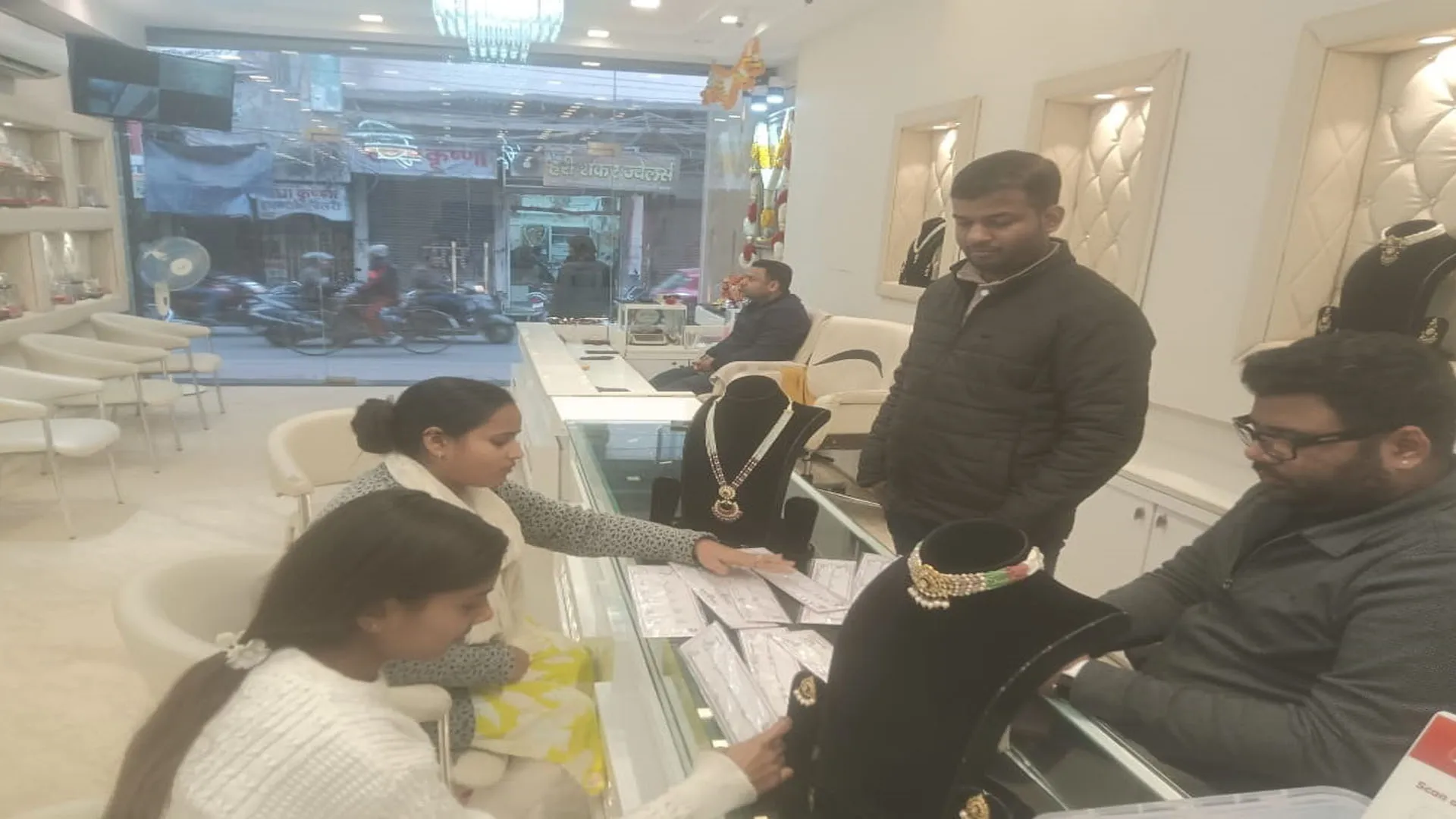 Moradabad: रिकॉर्ड महंगाई से बिगड़ा शादी का बजट, हल्के हो गए दुल्हनों के गहने