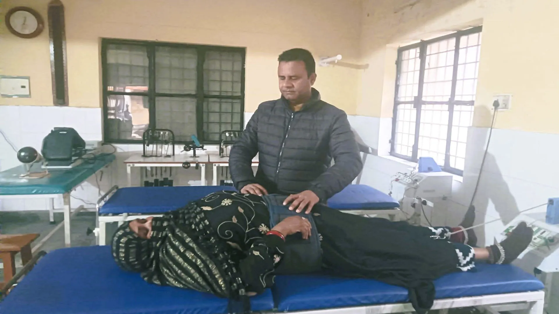 Moradabad: अधिक स्क्रीन टाइम बढ़ा रहा सर्वाइकल की परेशानी, जिला अस्पताल में मरीज दोगुना