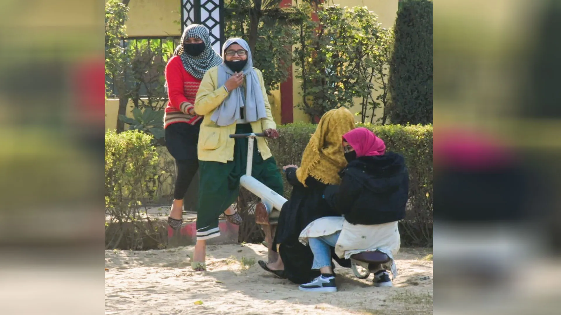 Moradabad: धूप से कुछ राहत, ठंडी हवा से दिन भर बनी रही ठिठुरन