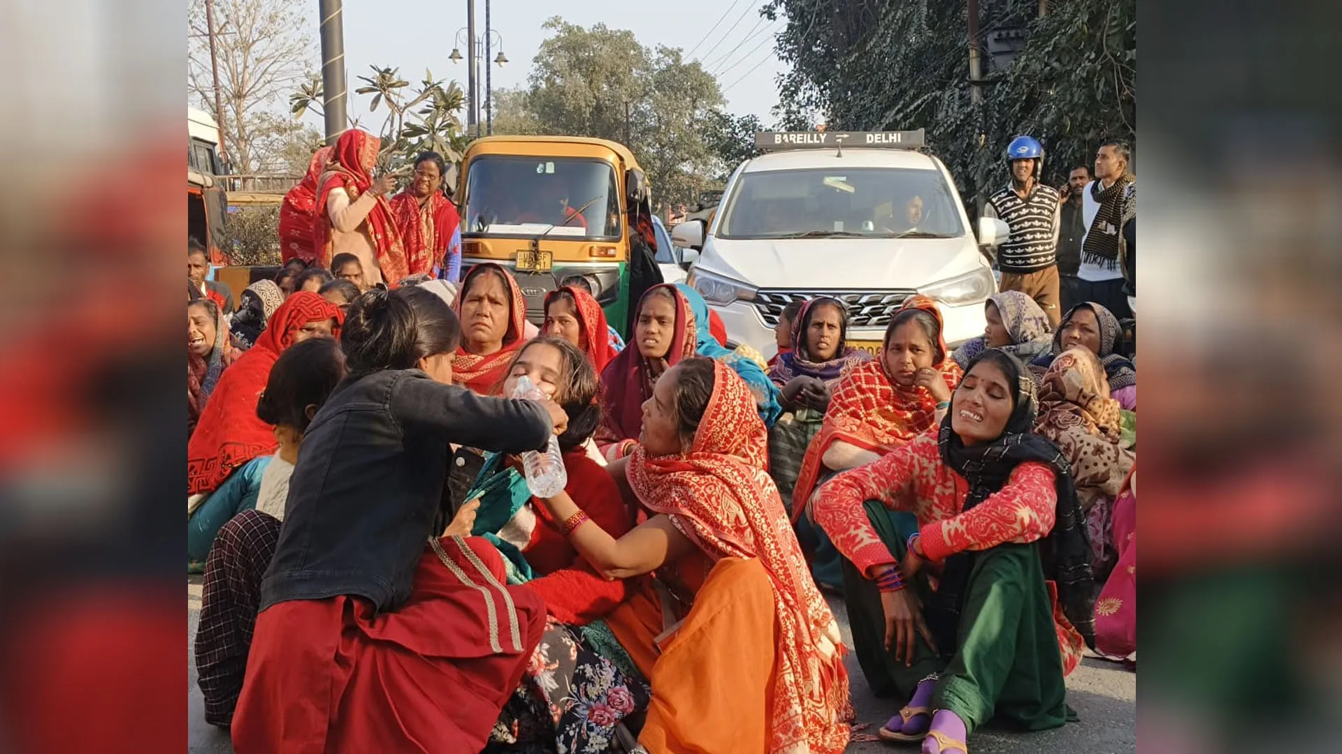 Bareilly : पोस्टमार्टम हाउस के बाहर शव रखकर लगाया जाम, मारपीट में घायल युवक की मौत के बाद आक्रोश