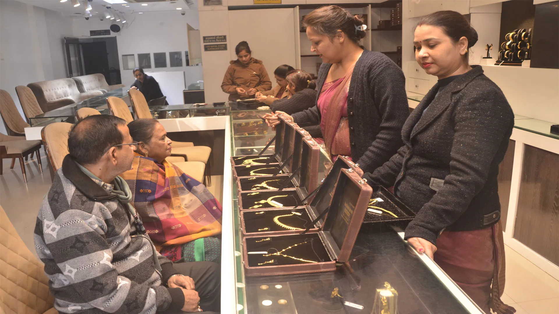 Bareilly : सोने-चांदी की चढ़ती कीमतों से सीजन में भी बाजार सूना, पुराने के बदले नए गहने खरीदकर चल रहा काम