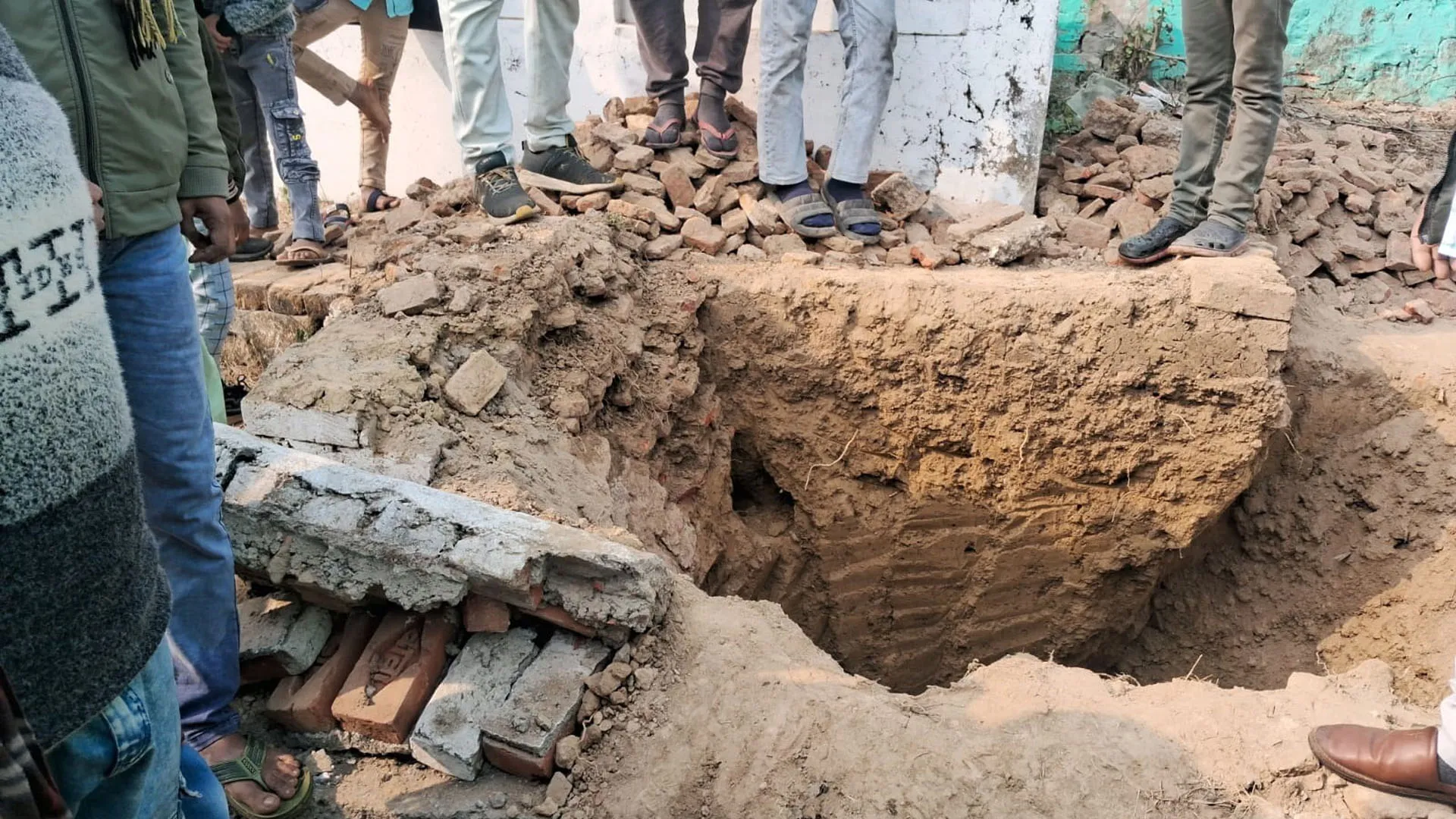 तंत्र-मंत्र की आशंका: इस कब्रिस्तान में 150 साल पुरानी कब्र खुदी मिलने से मचा हड़कंप