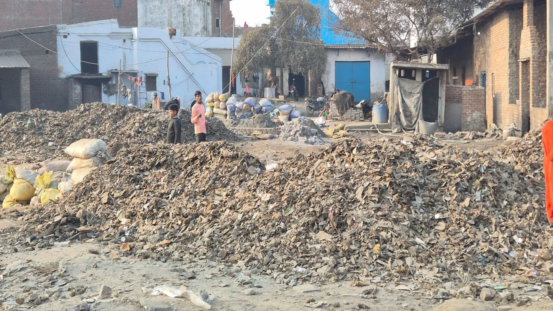 Moradabad : अनदेखी...अंधेरे में जलाया जा रहा ई-कचरा, स्थानीय लोगों की शिकायत पर कचरा कारोबारी करते हैं झगड़ा