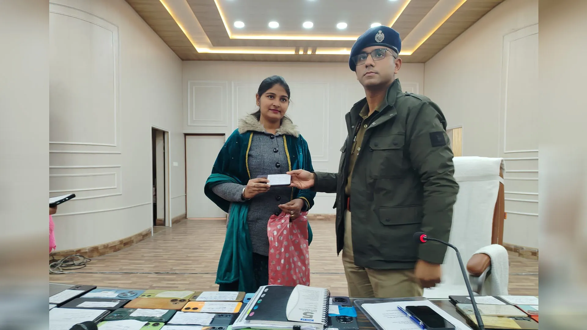 Bareilly: पुलिस ने 85 लाख 481 मोबाइल फोन बरामद कर मालिकों को सौंपे