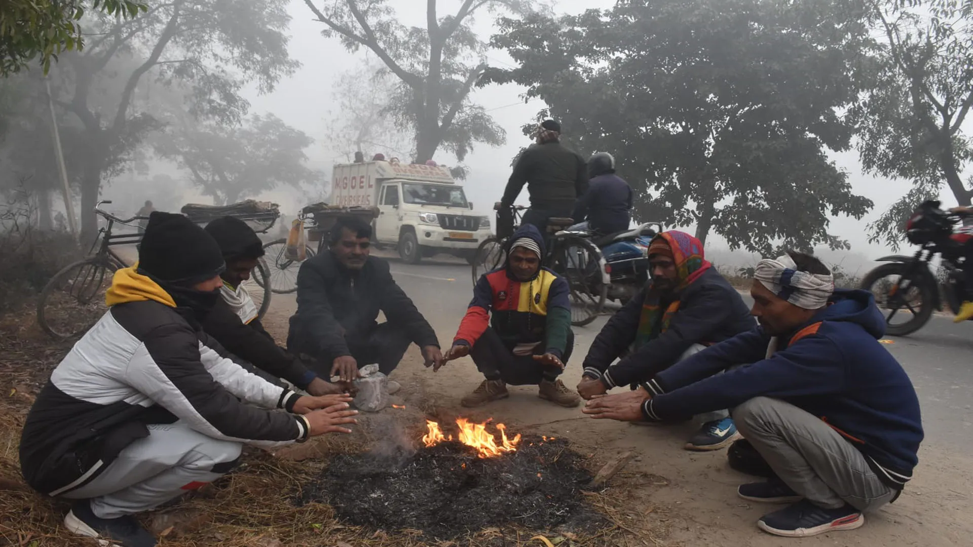 Moradabad: कम नहीं हो रहा कोहरे का कहर, दृश्यता बेहद कम, शीतलहर ने पैदा की ठिठुरन 