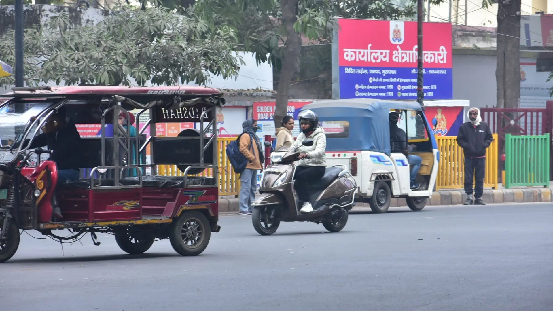 Moradabad: शीतलहर और घने कोहरे ने बढ़ाई कंपकंपी , जमीन तक नहीं पहुंची धूप की किरणें