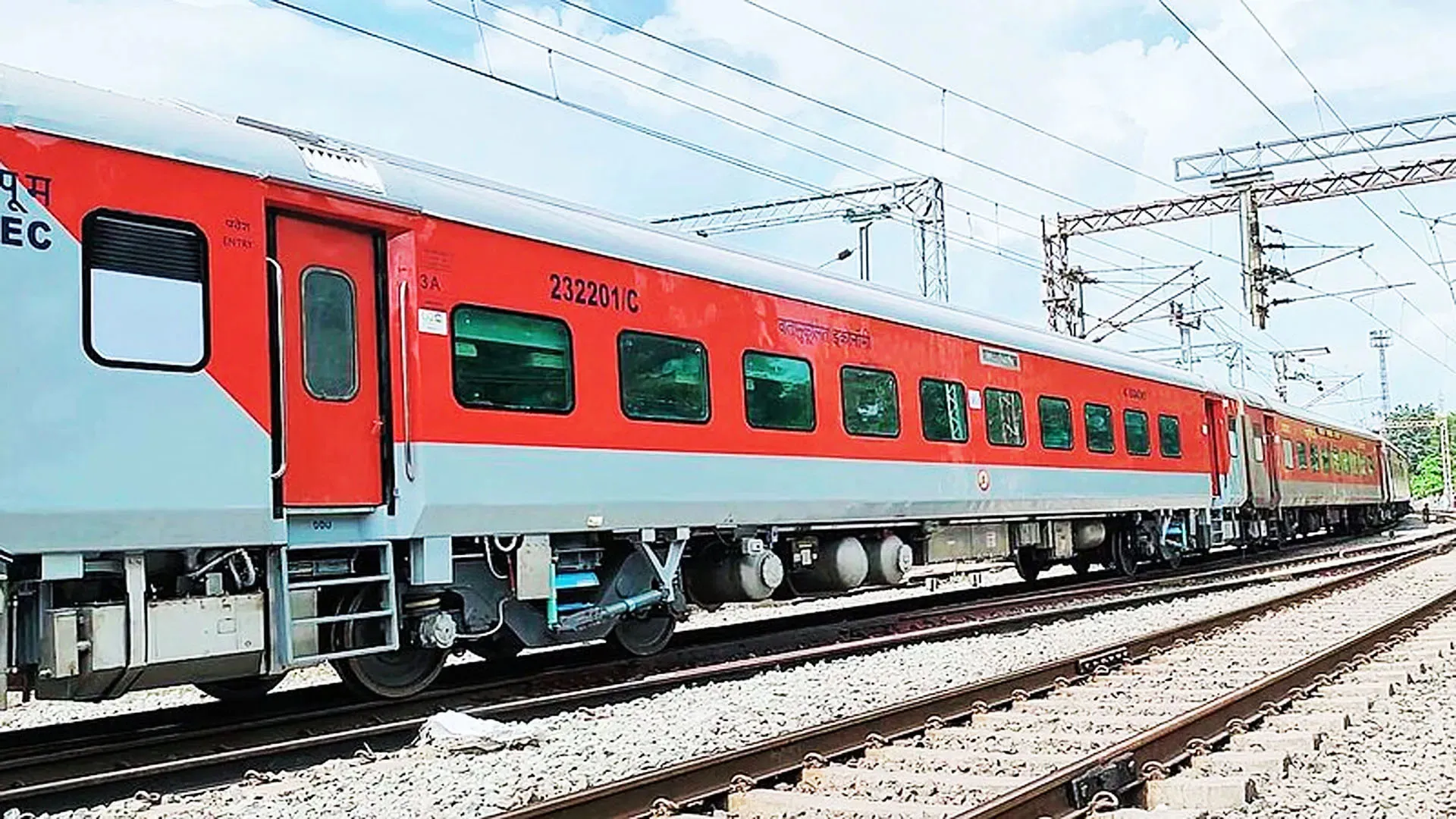 Bareilly : नए साल में मिलेगा आराम का सफर, मुंबई और इंदौर की ट्रेनों में लगेगी एलएचबी रैक 