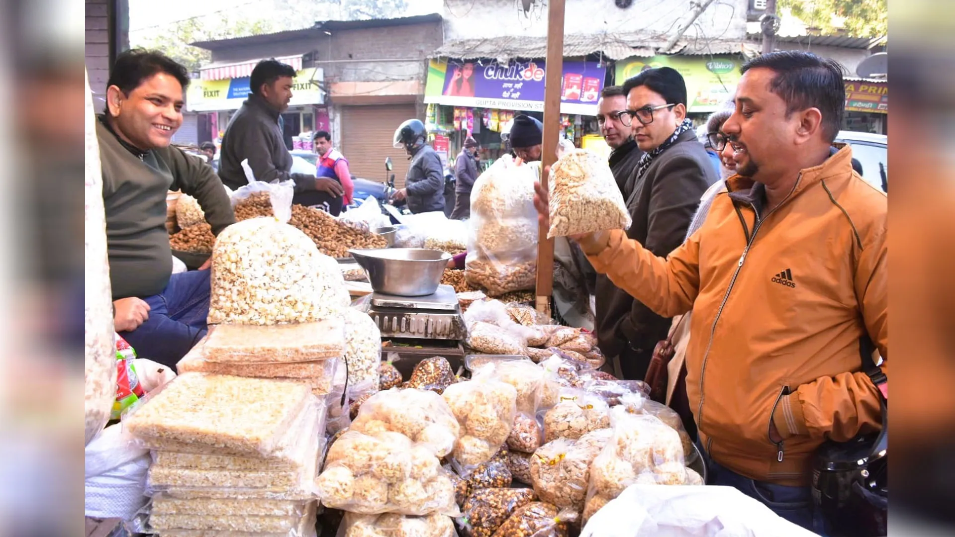 Moradabad: लोहड़ी आज, बाजार में तिल गजक की हुई खूब खरीदारी