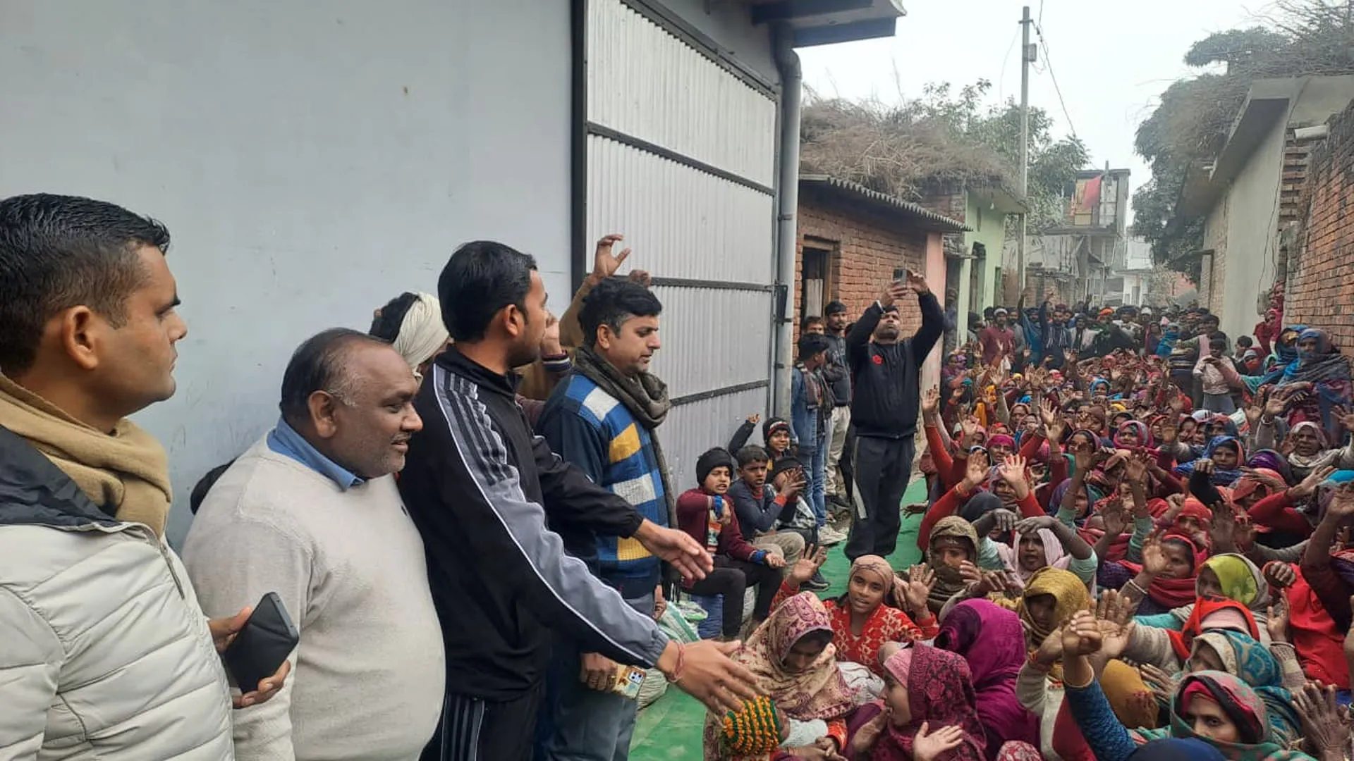 UP: दूसरे समुदाय ने धार्मिक स्थल निर्माण का किया विरोध, प्रशासन ने काम रुकवाया तो फैला आक्रोश