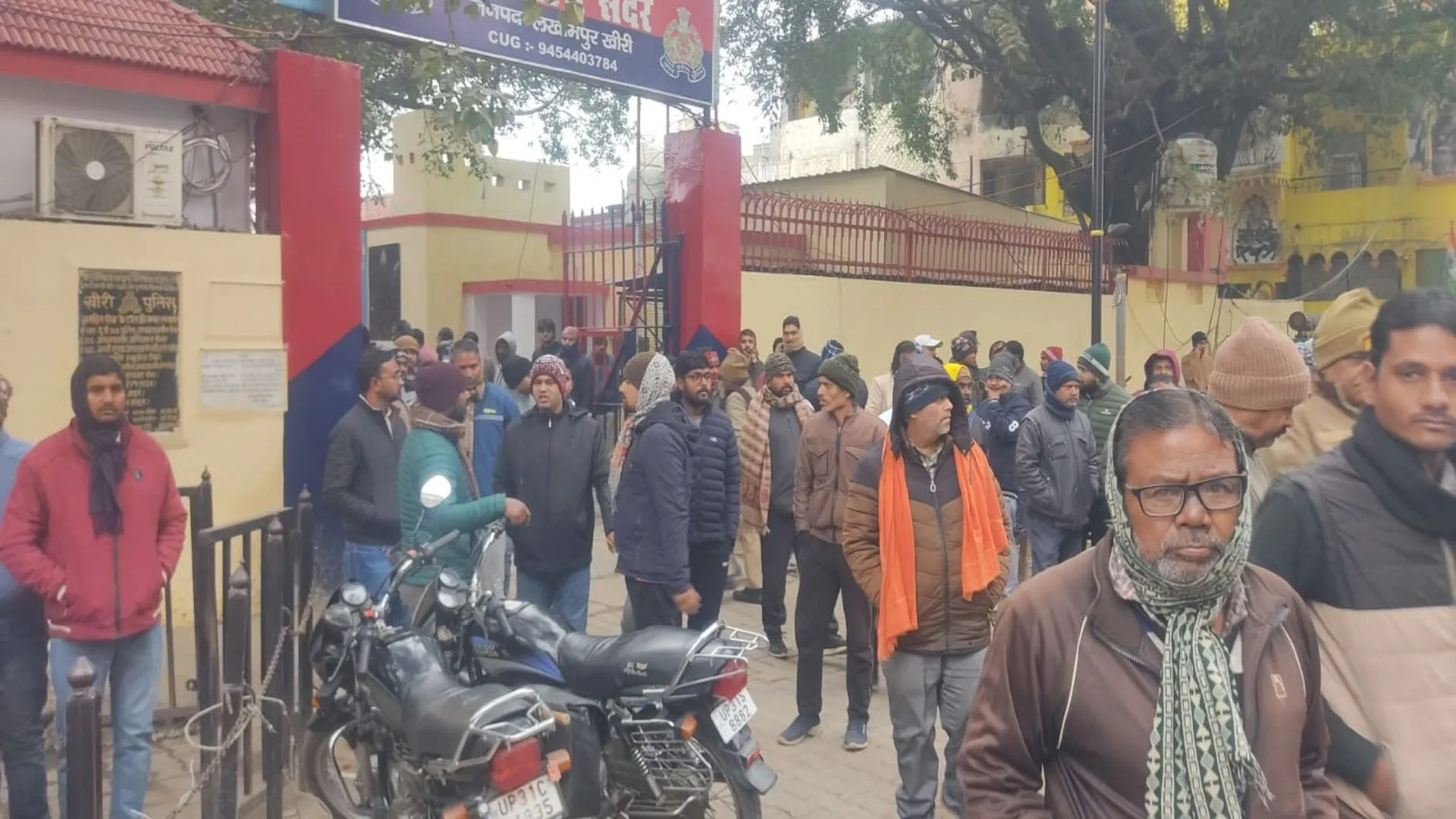 लखीमपुर खीरी: टीजी-टू की मौत पर बवाल, कर्मचारियों ने डीएम कार्यालय व कोतवाली घेरी