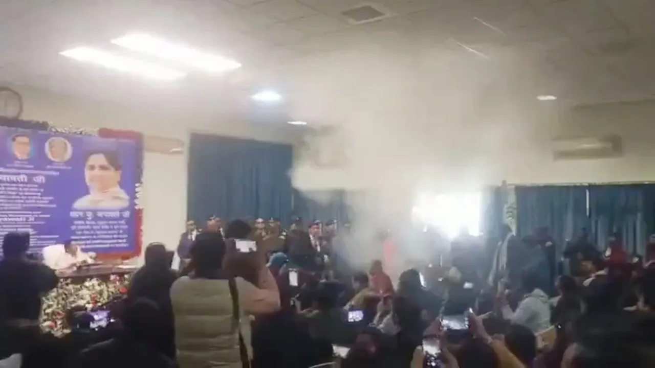 Video : मायावती की प्रेस कांफ्रेंस में शार्ट सर्किट से कमरे में भरा धुंआ, मची अफरातफरी
