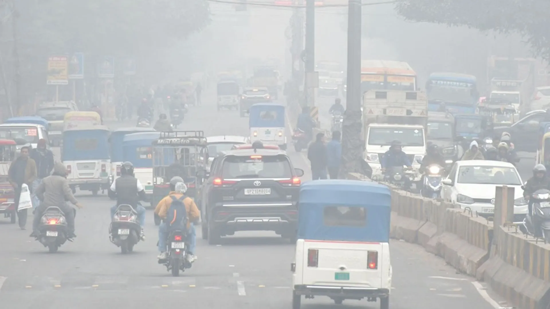 Moradabad: घने कोहरे और शीतलहर से कांपे लोग, धूप निकलने पर मिली आंशिक राहत