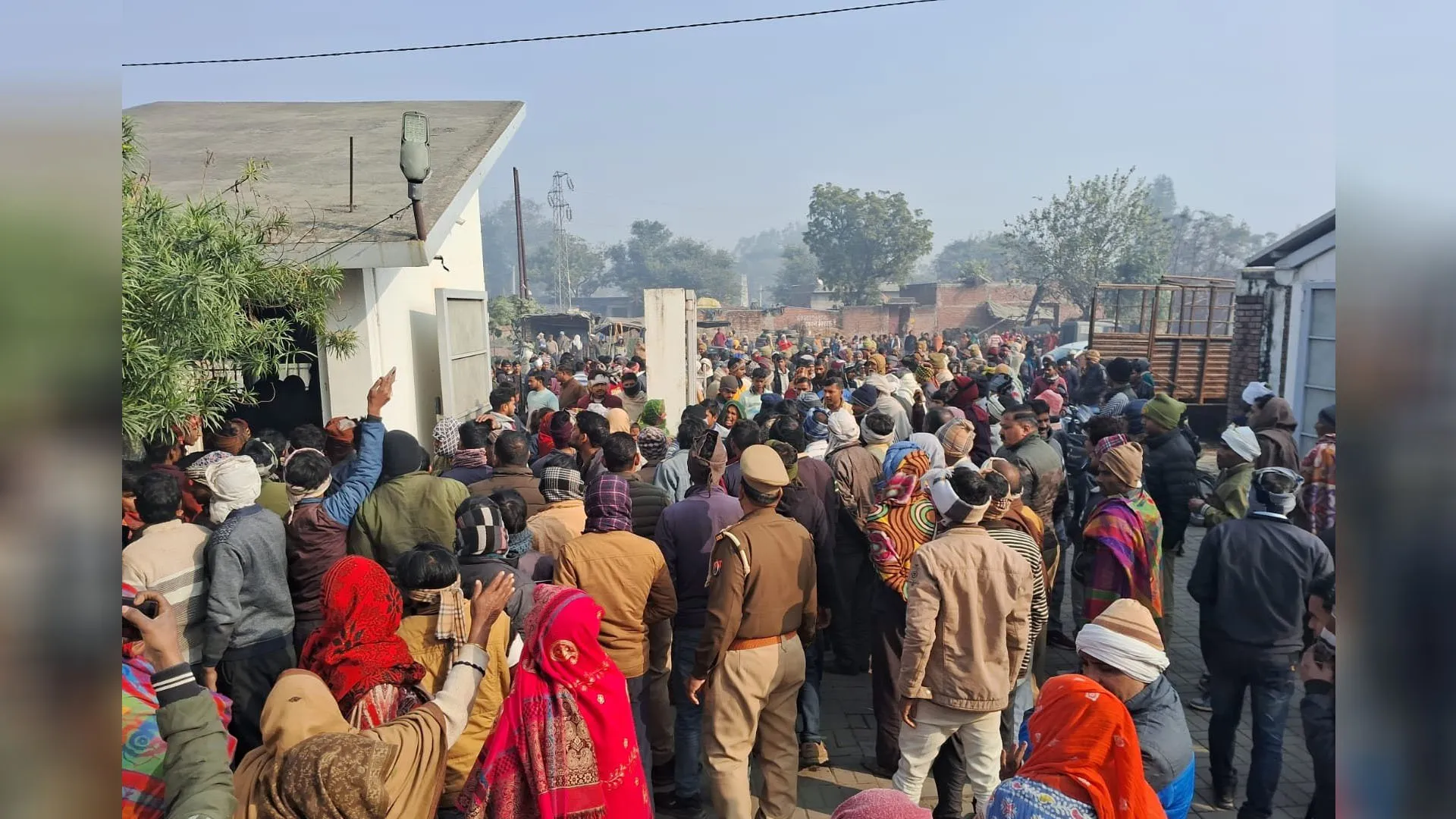 UP : मेंथा फैक्ट्री के केबिन में मिले तीन सुरक्षाकर्मियों के शव...परिजनों ने लगाया हत्या का आरोप