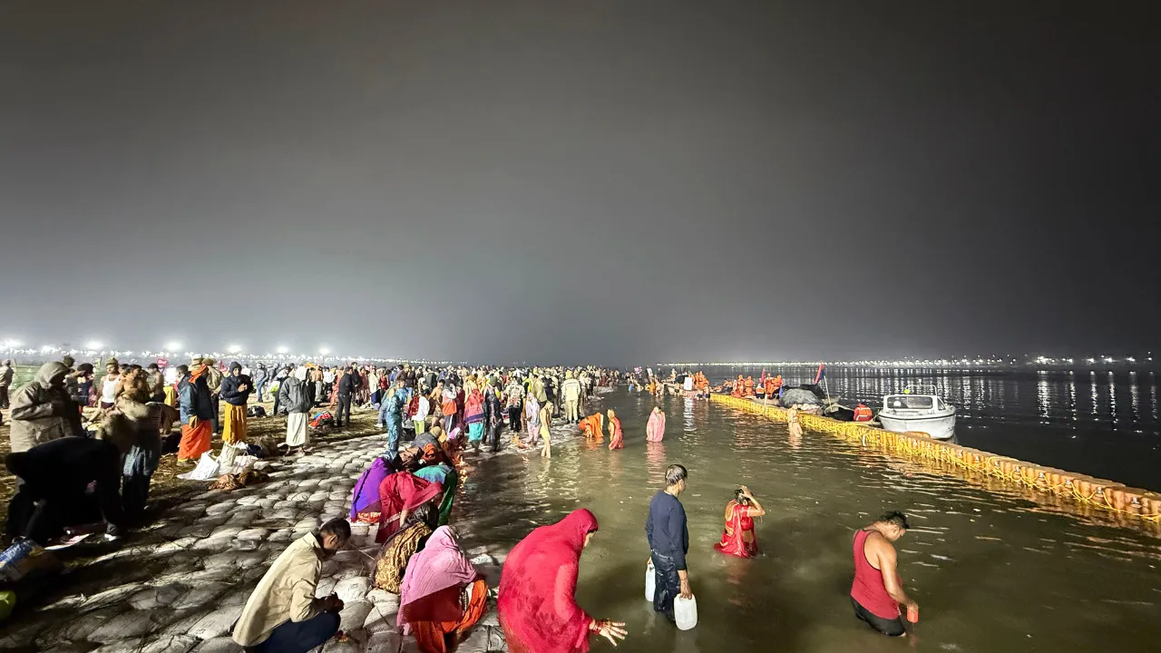 माघ मेला 2026 का शुभारंभ: त्रिवेणी संगम पर आस्था की बाढ़, लाखों श्रद्धालु लगा रहे पवित्र डुबकी, सीएम योगी ने दी हार्दिक शुभकामनाएं