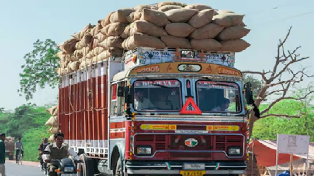 Lucknow News: ओवरलोड ट्रकों को पास कराने वाले तीन एआरटीओ प्रवर्तन निलंबित