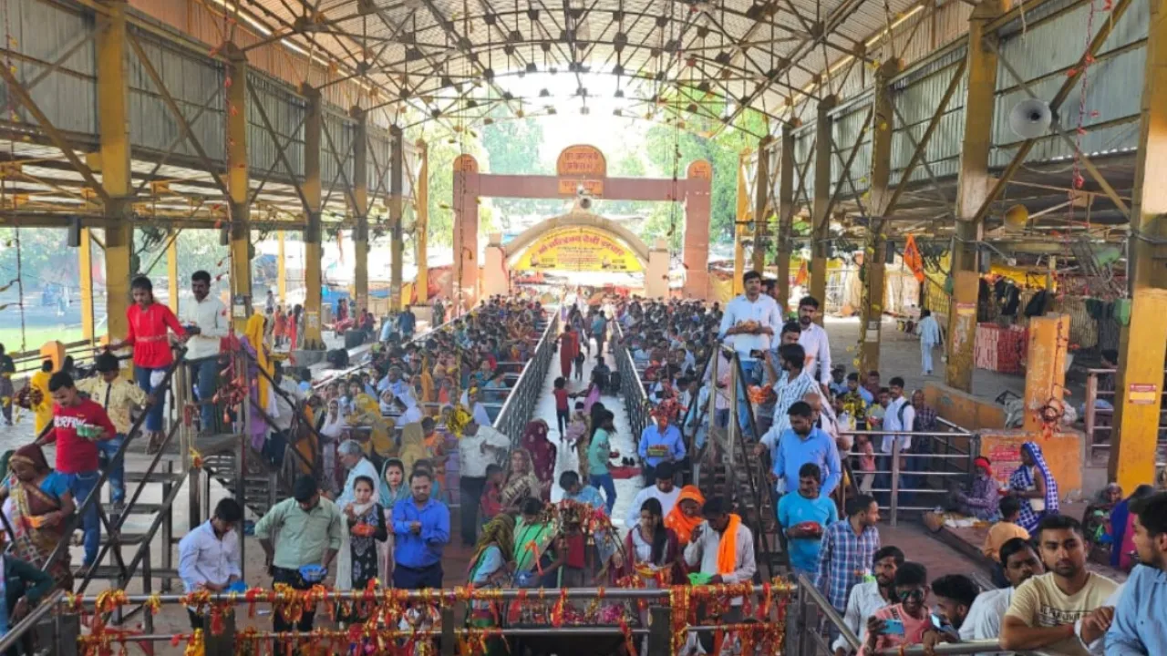 नए साल पर लगा भक्तों का तांता : दो लाख भक्तों ने दिए चंद्रिका देवी के दर्शन, सुबह चार बजे से ही लग गई थीं लंबी लंबी लाइनें