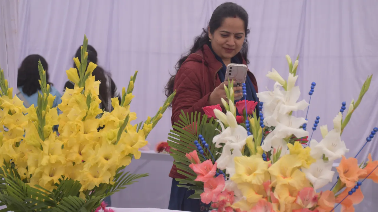 गुलाब-ग्लैडियोलस की महक में डूबा लखनऊ, NBRI में उमड़ा जनसैलाब, फूलों से बने PM मोदी का चित्र देखकर लोग हुए दीवाने