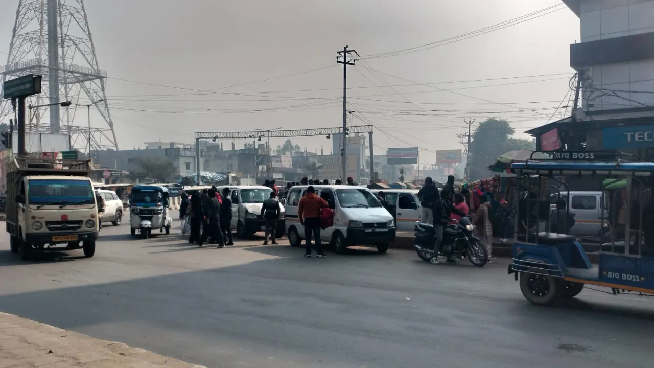 दुबग्गा में डग्गामार वाहनों का बोलबाला, सुरक्षा से खुलेआम हो रहा खिलवाड़