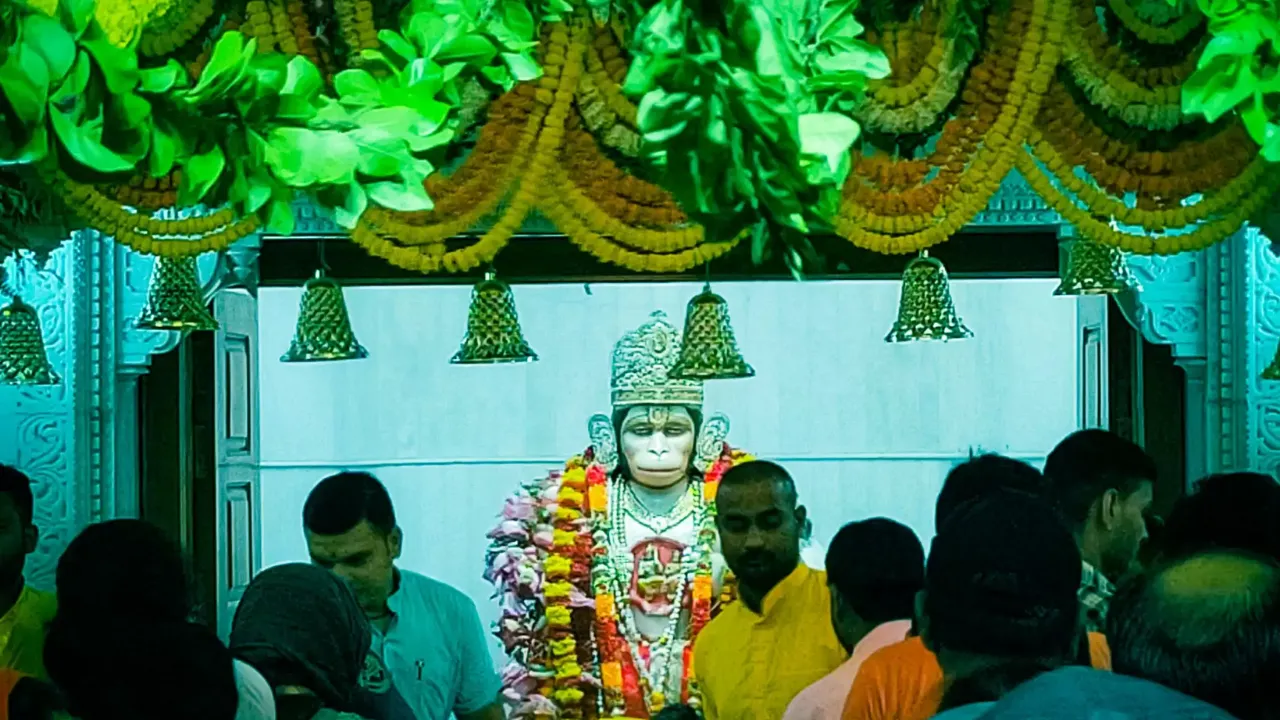 नये साल पर संकट मोचन में गूंजा इक नजरे करम करना बजरंगबली बाबा..., लगी भक्तों की भारी भीड़