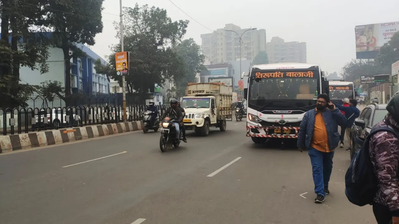 Lucknow News: शहर में बेखौफ दौड़ रही डग्गामार बसें, पुलिस मूकदर्शक