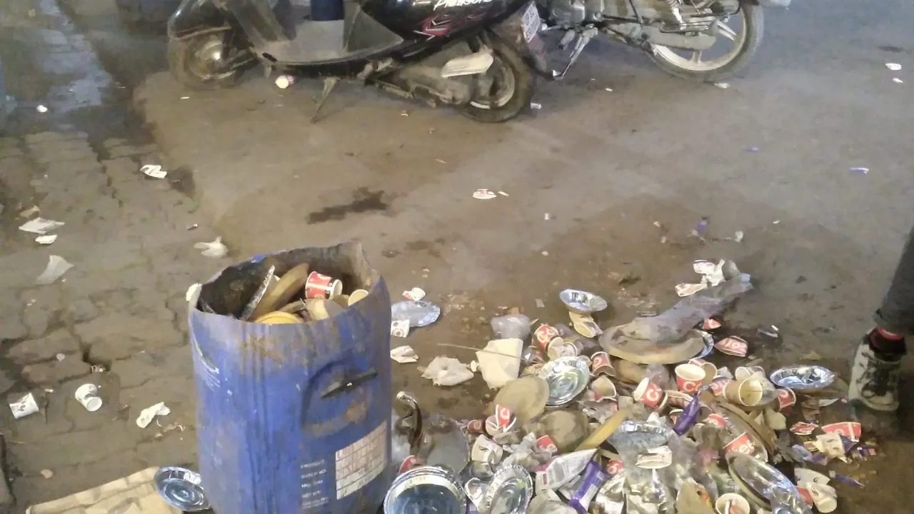 UP News: नाइट स्वीपिंग बंद होने से बाजारों में गंदगी, पार्षदों को घेर रहे व्यापारी