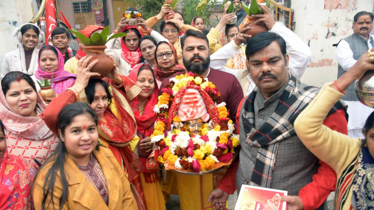 महाकाल मंदिर में  निकली भव्य ध्वजा यात्रा: यज्ञ के पहले दिन सैकड़ों भक्तों ने गूंजाया ‘हर-हर महादेव’, शिवमय हुआ राजेंद्र नगर