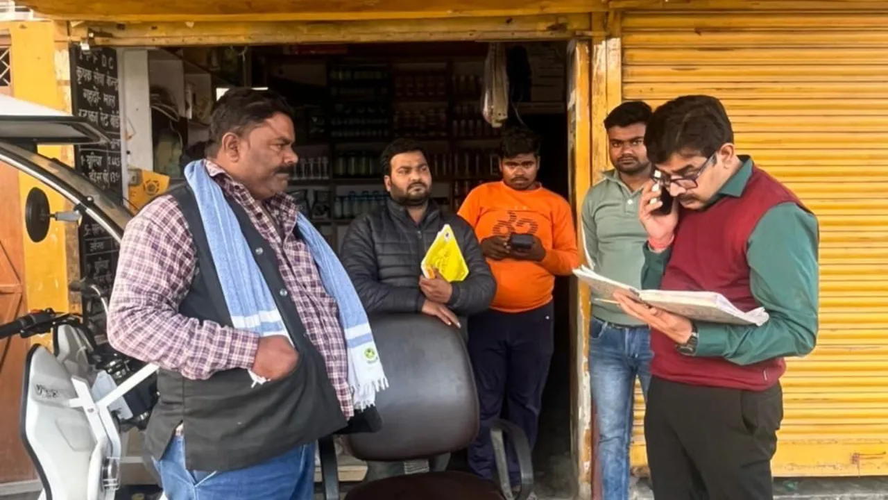 दो सहकारी समितियों में गड़बड़ी, सचिवों को नोटिस... जिला कृषि अधिकारी ने समिति और निजी दुकानों पर की छापेमारी