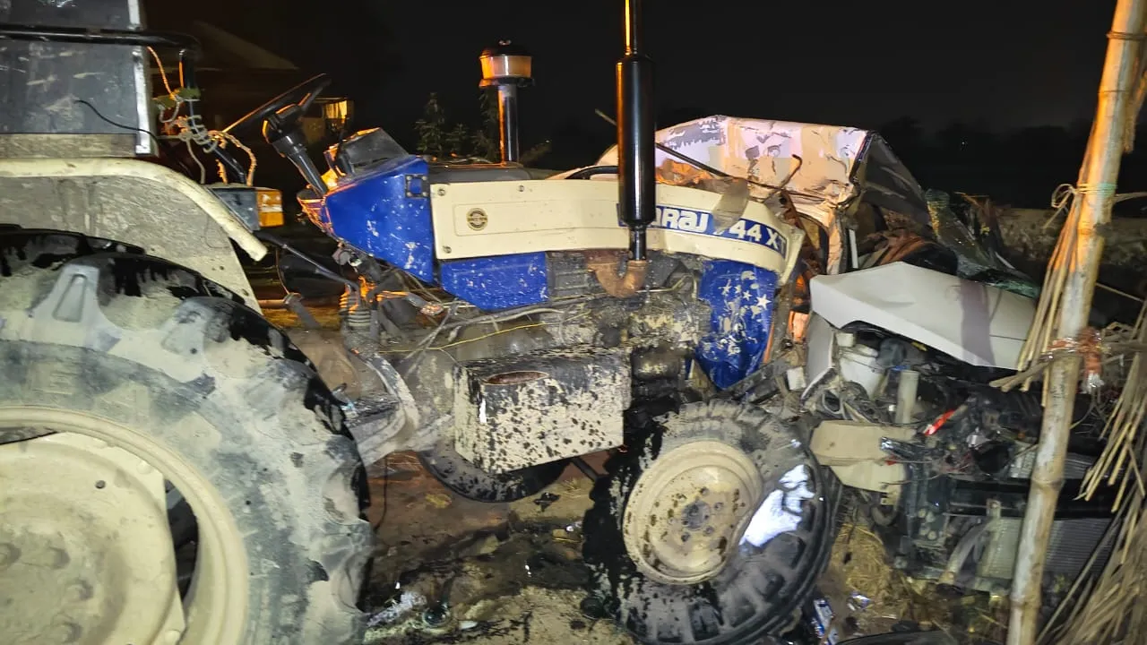 बाराबंकी में भीषण सड़क हादसा, गन्ना लदी ओवरलोड ट्रैक्टर-ट्रॉली से कार की टक्कर, चालक गंभीर रूप से घायल