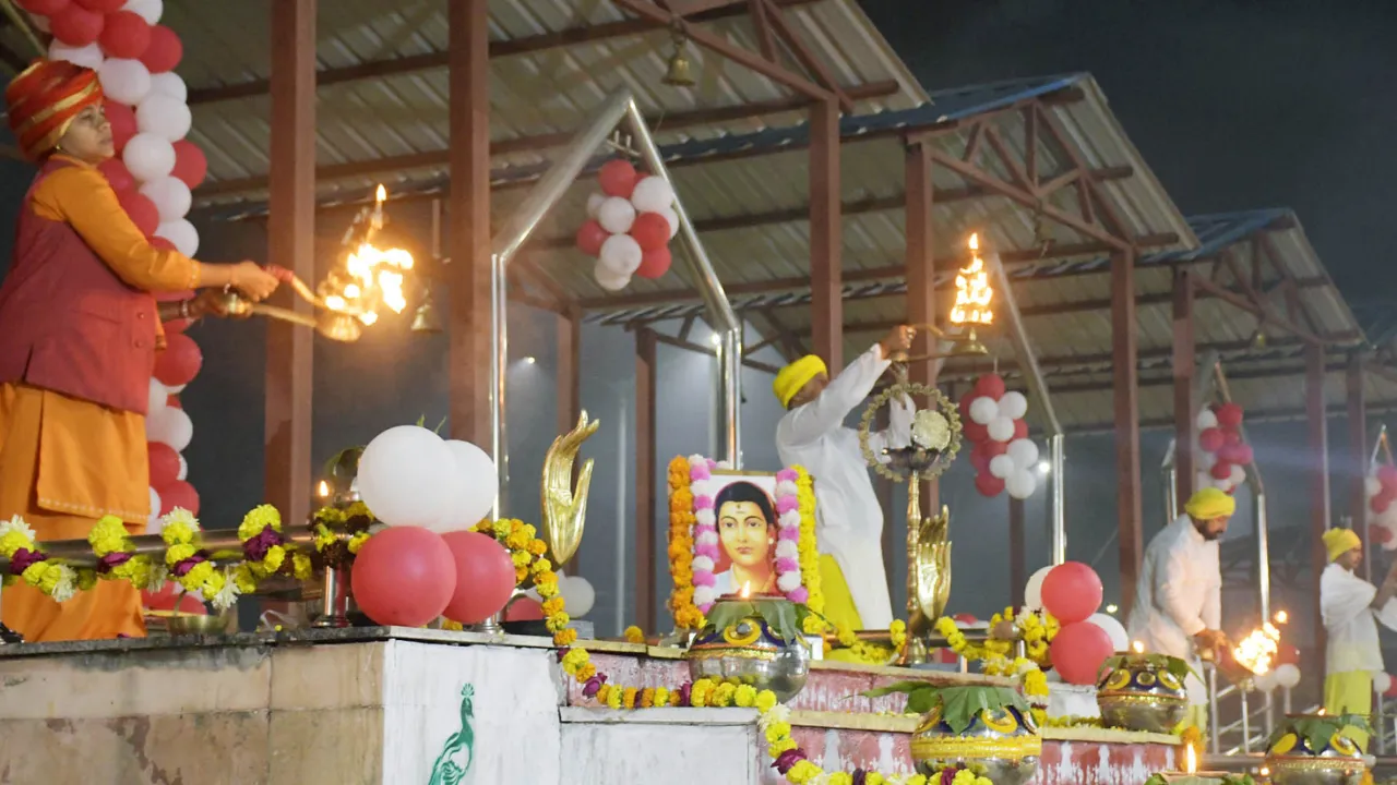पौष पूर्णिमा पर उपवन घाट रोशन: मां गोमती की भव्य आरती से गूंजा ‘नमोस्तुते मां गोमती’, 11 वेदियों से हुई आरती