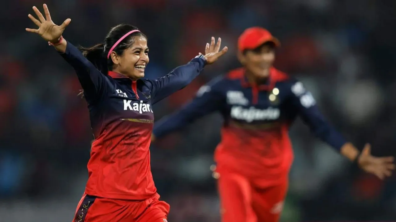 श्रेयंका पाटिल के 5 विकेट का धमाल: RCB ने गुजरात जायंट्स को 32 रनों से रौंदा, WPL 2026 में लगातार तीसरी जीत के साथ टॉप पर कब्जा